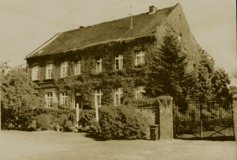 Datei:Hofseite von Schönrath im Jahre 2006 (Chronik Litz S. 226).jpg