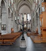 Langhaus mit fünfarmigem Bronzeleuchter aus dem 15. Jh., rechts die Kuhn-Orgel